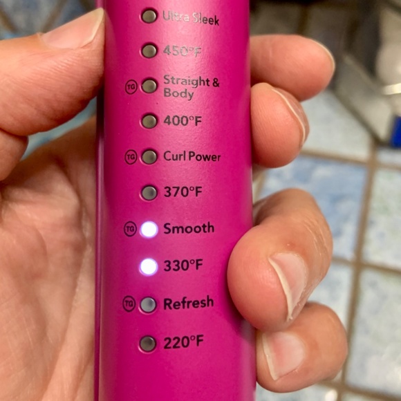 NIB Dual Voltage Revlon Flat Iron - Picture 10 of 11